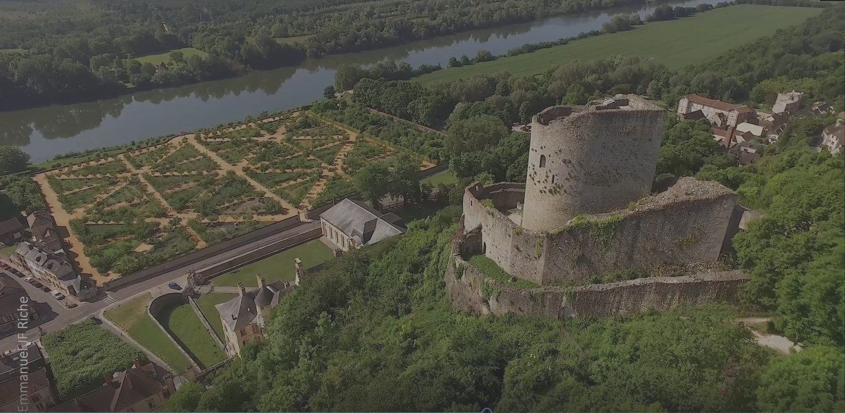 2-Vue-aérienne-sur-le-donjon-de-La-Roche-Guyonc-Images-drone-E-JF-Riche